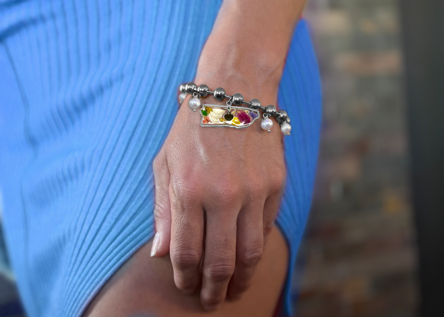 Isla del Caribe Brazalete con Perlas y Mapa de Puerto Rico con Flores en Resina